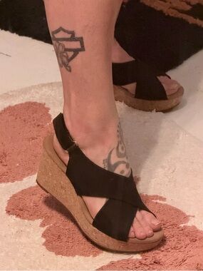 Clark’s Women’s Black leather Cork Wedge Sandals with Crisscross Straps 7